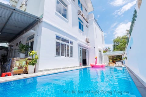 Property building, Day, Pool view, Swimming pool, sunbed