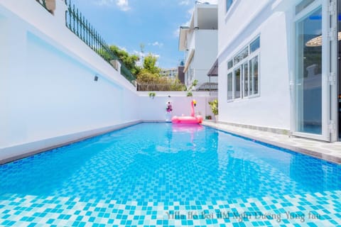 Property building, Day, People, Pool view, Swimming pool, group of guests, sunbed