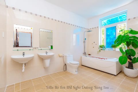 Shower, Toilet, Bed, Bathroom, Photo of the whole room, Bedroom, Text overlay, Bath, towels