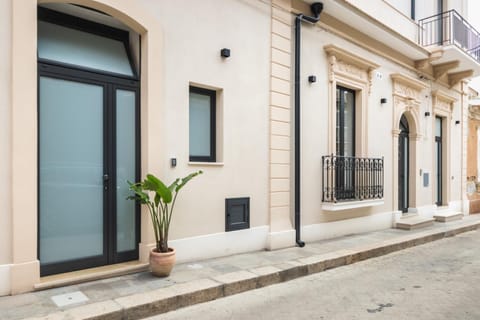 Property building, Day, Neighbourhood, Balcony/Terrace, Street view