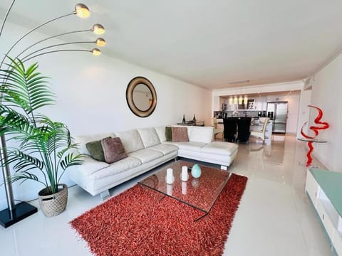 Upgraded apt steps from the beach OR1103 Apartamento in Sunny Isles Beach