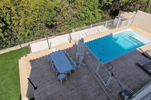 villa pour 10 personnes avec piscine et jacuzzi House in Alès