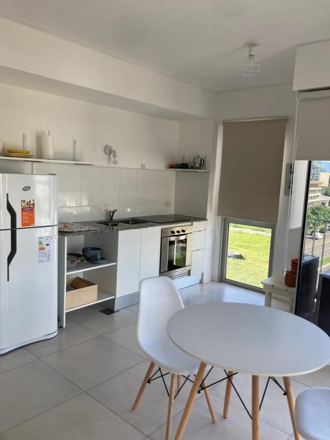 Kitchen or kitchenette, Dining area, minibar, pet friendly, stove