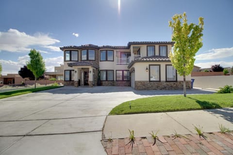 Albuquerque Home with Balcony about 7 Mi to Rio Grande! Maison in Rio Rancho