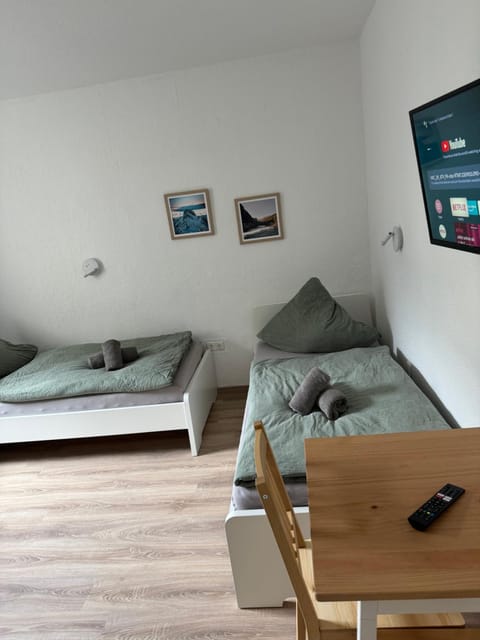 Bed, TV and multimedia, Photo of the whole room, Seating area, Bedroom