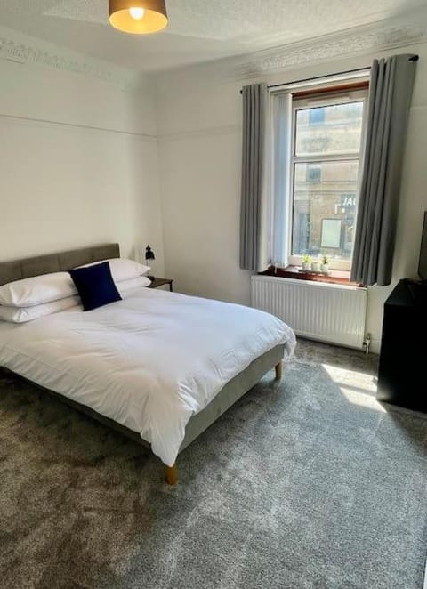 Large 2 bed near Glasgow Airport Condo in Paisley