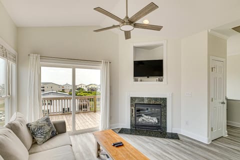 Inviting Atlantic Beach Townhome about half Mi to Ocean House in Atlantic Beach