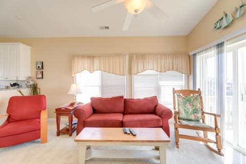 Inviting Atlantic Beach Townhome about half Mi to Ocean House in Atlantic Beach