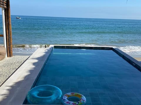 La Soñadora casa frente al mar con piscina Haus in Canoas de Punta Sal