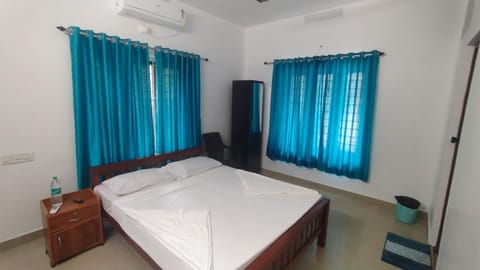 Bed, Photo of the whole room, Bedroom, air conditioner