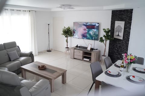 Communal lounge/ TV room, TV and multimedia, Living room, Dining area