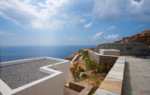 Sunrise stone villa with Jacuzzi by Neuvel Villa in Kea-Kythnos