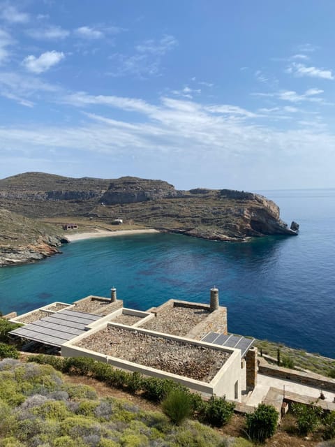 Sunrise stone villa with Jacuzzi by Neuvel Villa in Kea-Kythnos