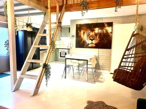Jungle style lodge with jacuzzi ,sauna and garden near Amsterdam Apartment in Haarlem