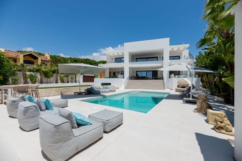 Property building, Day, Pool view, Swimming pool, sunbed