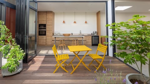 Patio, Kitchen or kitchenette, Garden view