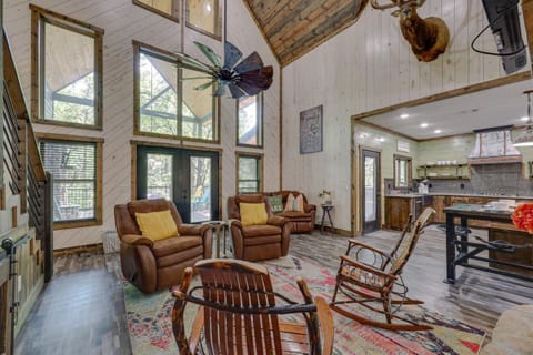 Gorgeous Broken Bow Family Home with Private Hot Tub House in Oklahoma