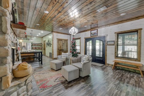 Gorgeous Broken Bow Family Home with Private Hot Tub House in Oklahoma