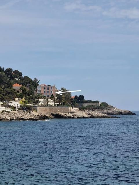 Luxury 2-Bedroom Flat at the Seafront: Unforgettable Stay Near Monaco! Condo in Cap-d'Ail