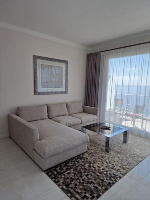 Luxury 2-Bedroom Flat at the Seafront: Unforgettable Stay Near Monaco! Condo in Cap-d'Ail