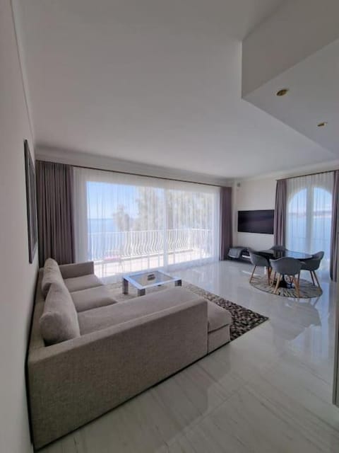 Luxury 2-Bedroom Flat at the Seafront: Unforgettable Stay Near Monaco! Apartamento in Cap-d'Ail