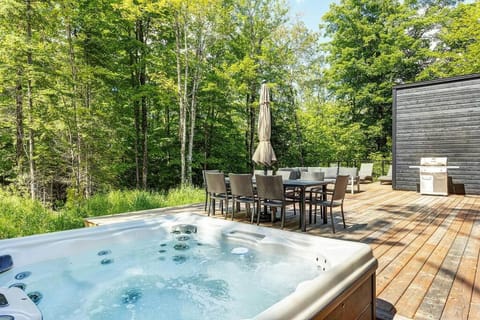 Tremblant Oasis: Luxury, Nature, Hot Tub, Views! Haus in Mont-Tremblant
