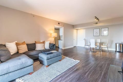 Sunny 2BDR 5 min to SM Pool and Gym Free Parking Condo in Santa Monica