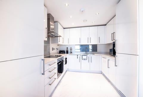 Top Floor Apt - 2 Bed/2 Bath + Private Balcony Apartment in Wembley
