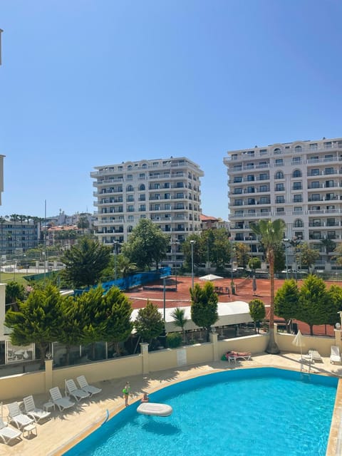 Day, Pool view