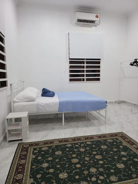 Bed, Photo of the whole room, air conditioner