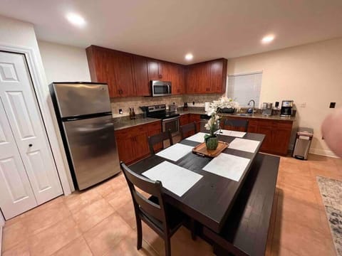 Coffee/tea facilities, Kitchen or kitchenette, Dining area, dishwasher, minibar, pet friendly, stove, toaster