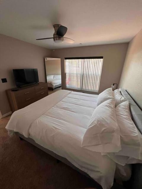 Bed, TV and multimedia, Photo of the whole room, Evening entertainment, Bedroom, fireplace