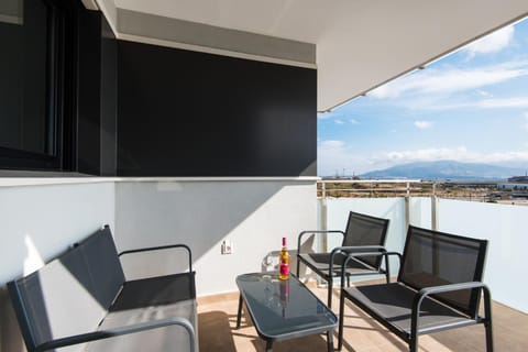 View (from property/room), Balcony/Terrace, Dining area, Mountain view