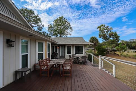 Property building, Day, Balcony/Terrace, Seating area