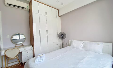 Bed, Bedroom, wardrobe, air conditioner