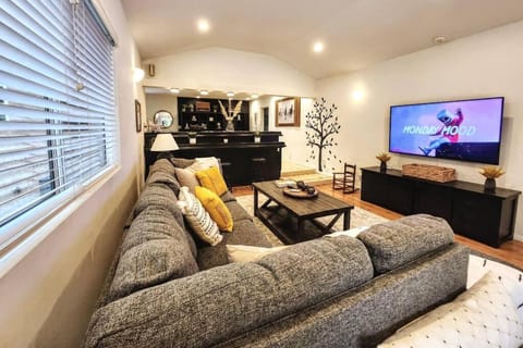TV and multimedia, Living room, Seating area, Evening entertainment