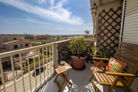 View (from property/room), Balcony/Terrace, Dining area