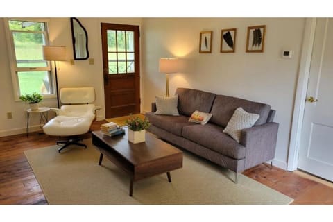 The WISP, a Quaint farm cottage, conveniently located between Downtown Asheville and Black Mountain Casa in Swannanoa