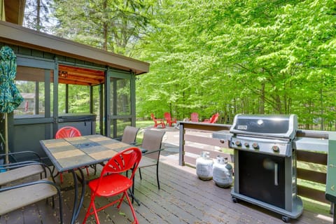 Pocono Lake House with Private Hot Tub and Fire Pit! Maison in Coolbaugh Township