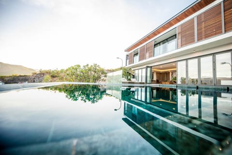 Property building, Day, Natural landscape, Mountain view, Pool view, Swimming pool, Swimming pool