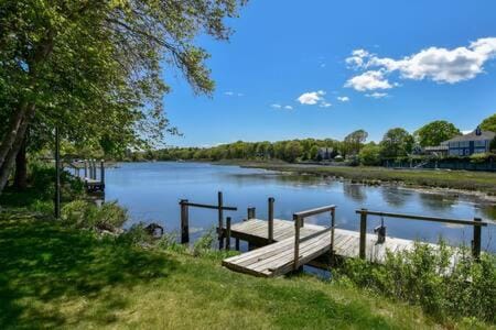 Luxurious Updated Waterfront Home Haus in East Falmouth