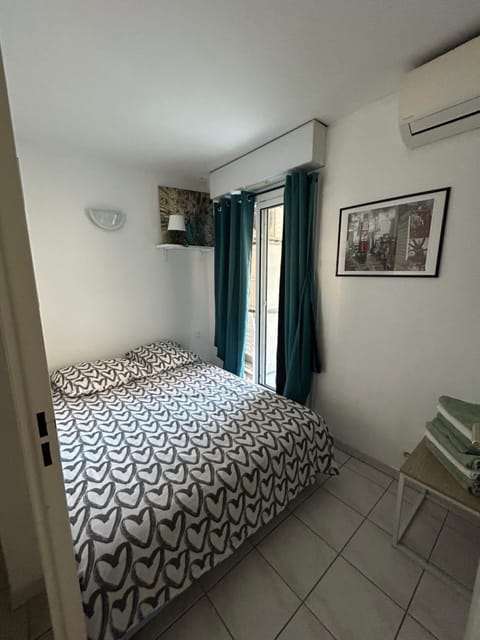 Joli appart Port Azur Climatisé à GOLFE -JUAN en front de mer Apartment in Antibes