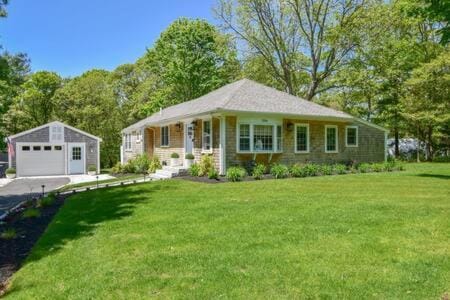Walk to Joshua Pond Beach & Downtown House in Osterville