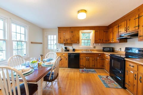 Stylish Home Dog Friendly Close to Beach House in West Yarmouth