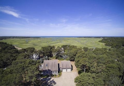Walk to Pond 2 Min Drive to Beach House in North Eastham
