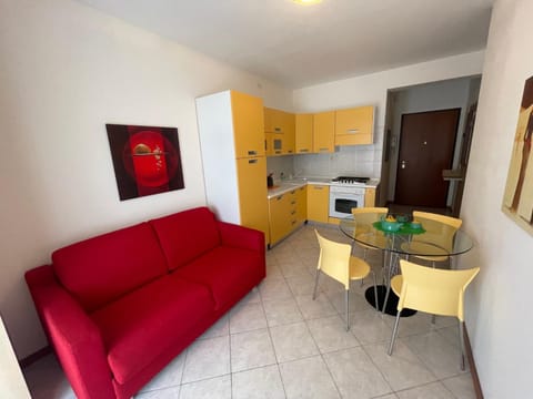 Kitchen or kitchenette, Dining area, stove