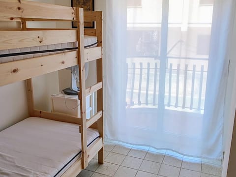 Bedroom, bunk bed