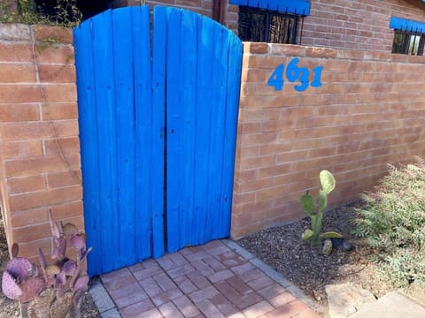 Casa Azul - Cute Centrally Located Adobe with Large Fenced Outdoor Living For Pets and Adults, Non-smoking Haus in Tucson
