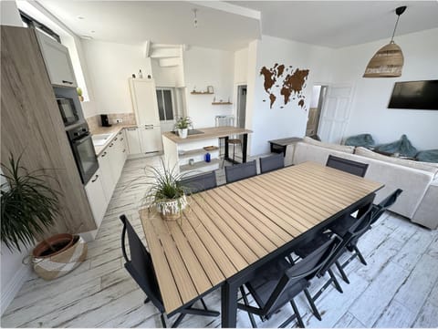 Kitchen or kitchenette, Living room, Dining area, minibar, pet friendly, stove