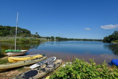 Waterfront Fun Dogs Welcome House in West Dennis